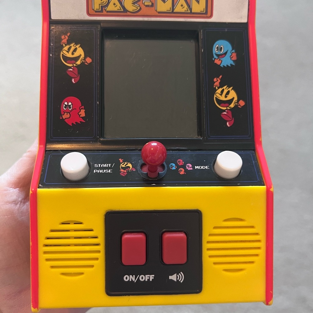 PAC-Man Retro Mini Handheld Arcade Game - Electronic Toy Game Bandai Namco - Picture 3 of 8